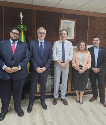 Da esquerda para a direita: Alexandre Brasil, secretário de Educação Superior do MEC, José Daniel Diniz Melo, presidente da Andifes, Camilo Santana, ministro da Educação, Sandra Goulart, vice-presidente da Andifes, e Leonardo Barchini, secretário-executivo do MEC Da esquerda para a direita: Alexandre Brasil, secretário de Educação Superior do MEC, José Daniel Diniz Melo, presidente da Andifes, Camilo Santana, ministro da Educação, Sandra Goulart, vice-presidente da Andifes, e Leonardo Barchini, secretário-executivo do MEC
