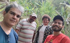Da esquerda para direita: Ticiano Nascimento, apicultor Cícero, Jônatas Costa, mestrando do Ceca, e William Calixto, bolsista de iniciação científica de agroecologia