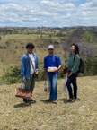 Trabalho de coleta das exsicatas (amostras) de Baccharis cinerae. Da esquerda para direita: mestrando Jonatas Costa, aluno de iniciação científica Aldyelsson e doutoranda Ranielly