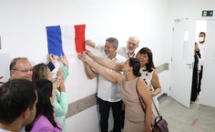 Foi fixada uma placa na sala do acelerador linear em agradecimento aos investimentos feitos pelo deputado Arthur Lira e o empenho da então deputada Tereza Nelma para garantir o equipamento para o HU da Ufal