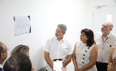 Placa de agradecimento a Arthur Lira e Tereza Nelma