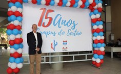 Professor Flávio Barbosa, um dos homenageados pela direção do Campus do Sertão