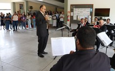 Maestro Bacalhau no comando da Orquestra Municipal José Tenente Nicácio de Souza
