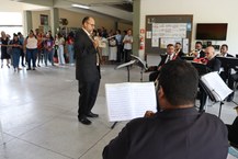 Maestro Bacalhau no comando da Orquestra Municipal José Tenente Nicácio de Souza