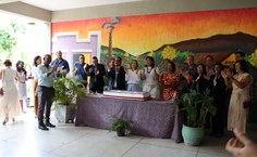 Servidores e comunidade cantam parabéns para o Campus do Sertão