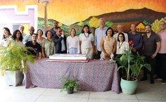 Vice-reitora Eliane Cavalcanti, o deputado Paulão, o diretor-geral do campus, Thiago Trindade, a diretora acadêmica Flávia de Lima celebram com demais integrantes da comunidade universitária