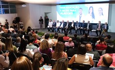 A mesa de honra foi formada pelo ministro Camilo Santana; ministro Márcio Macedo; reitor da Ufal, Josealdo Tonholo; os deputados federais de Alagoas: Paulão, Rafael Brito e Arthur Lira; o presidente da Empresa Brasileira de Serviços Hospitalares (Ebserh), Arthur Chioro; o presidente do Tribunal Regional do Trabalho, Jasiel Ivo; o deputado estadual Wanderley Neto; a secretária de Educação de Alagoas, Roseane Vasconcelos; o secretário da Ciência, Tecnologia e Inovação de alagoas, Silvio Bulhões; e o superintendente do Hospital Universitário, Célio Rodrigues.