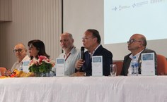 Reitor Tonholo, superintendente do HU, Célio Rodrigues saúdam os concluintes