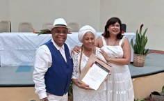 Momento da entrega do convite à Mãe Neide para ser Patronesse da 11a Bienal