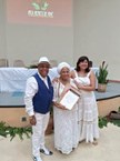 Momento da entrega do convite à Mãe Neide para ser Patronesse da 11a Bienal
