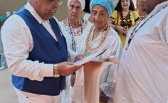 Momento de entrega do convite à Mãe Mirian para ser Madrinha da Bienal