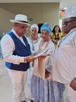 Momento de entrega do convite à Mãe Mirian para ser Madrinha da Bienal