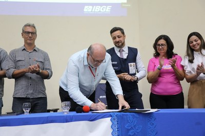 Reitor Josealso Tonholo e o superintendente do IBGE em Alagoas, Alcides Tenório, assinaram termo de cessão do espaço para instalação da Agência Maceió 2 do IBGE na Ufal Reitor Josealso Tonholo e o superintendente do IBGE em Alagoas, Alcides Tenório, assinaram termo de cessão do espaço para instalação da Agência Maceió 2 do IBGE na Ufal