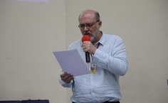Reitor Josealdo Tonholo durante leitura do termo de cessão