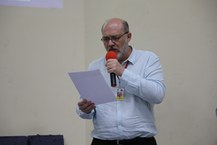 Reitor Josealdo Tonholo durante leitura do termo de cessão