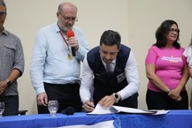 Superintendente do IBGE em Alagoas, Alcides Tenório, assina termo