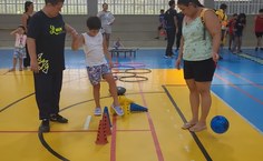 Crianças durante circuito motor proposto pelos estudantes do Iefe