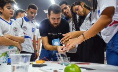 Experimentos de Química com egressos do curso de Química do Campus Arapiraca, entre eles, o professor Amaury, atualmente docente do Ifal Penedo