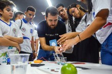 Experimentos de Química com egressos do curso de Química do Campus Arapiraca, entre eles, o professor Amaury, atualmente docente do Ifal Penedo