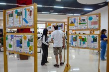 Exposição temática sobre acessibilidade coordenada pela professora Lívia Couto Guedes