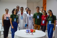 Grupo PET Química e demais estudantes do curso de licenciatura em Química liderando a área dos Pequenos Cientistas