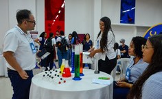 Mostra de Química, na foto estudantes de licenciatura em Química com o coordenador do evento, proessor Alysson Duarte