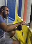 Ermans Carvalho pintando o mural