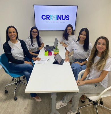 Grupo de pesquisa Cronus no Brasil: Giovana Longo, Márcia Lima, Júlia Melo, Thauanny Santos e Eduarda Lima Grupo de pesquisa Cronus no Brasil: Giovana Longo, Márcia Lima, Júlia Melo, Thauanny Santos e Eduarda Lima
