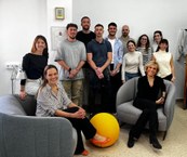 Giovana Longo, sentada no sofá à esquerda, com integrantes do grupo da Espanha: Maria Martinez (em pé ao lado de Giovana), Marta Garaulet (sentada no sofá à direita), que integram o projeto, e pós graduandos do grupo de pesquisa espanhol