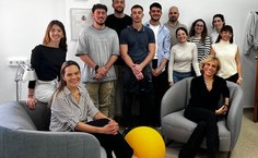 Giovana Longo, sentada no sofá à esquerda, com integrantes do grupo da Espanha: Maria Martinez (em pé ao lado de Giovana), Marta Garaulet (sentada no sofá à direita), que integram o projeto, e pós graduandos do grupo de pesquisa espanhol