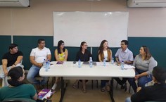 Mesa de lançamento do livro com autores, mediada pela professora Jacqueline Praxedes