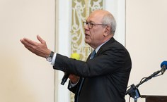 Sérgio Moreira saudando a mãe, como representante a família