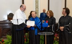 Reitor Josealdo Tonholo entrega diploma a Tânia de Maya Pedrosa