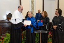 Reitor Josealdo Tonholo entrega diploma a Tânia de Maya Pedrosa
