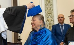 Reitor Josealdo Tonholo confere o grau a Tânia de Maya Pedrosa