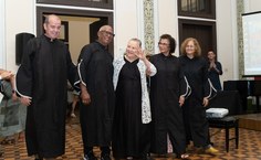 Conselheiros Alexandre Lima, Wellington Pereira, Cícera Albuquerque e Sandra Nunes conduzem a agraciada ao seu lugar de honra na cerimônia