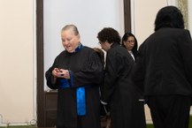 Tânia de Maya Pedrosa trajando as vestes talares, seguindo o rito da cerimônia