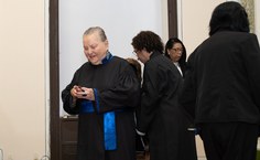 Tânia de Maya Pedrosa trajando as vestes talares, seguindo o rito da cerimônia