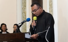 Pró-reitor de Extensão, Cezar Nionato, fez a leitura da Resolução do Consuni que aprovou a concessão do título honorífico a Tânia de Maya Pedrosa