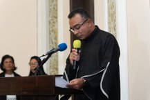 Pró-reitor de Extensão, Cezar Nionato, fez a leitura da Resolução do Consuni que aprovou a concessão do título honorífico a Tânia de Maya Pedrosa
