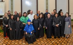 A homegeada Tânia de Maya Pedrosa com os conselheiros do Consuni, a vice-reitora Eliane Cavalcanti e o reitor Josealdo Tonholo