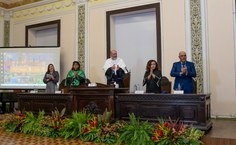 Mesa de honra da solenidade, presidida pelo reitor Josealso Tonholo, com Hildênia Oliveira, vice-reitora Eliane Cavalcanti, Thaysa Sarmento e Victor Sarmento