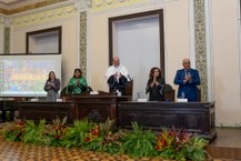 Mesa de honra da solenidade, presidida pelo reitor Josealso Tonholo, com Hildênia Oliveira, vice-reitora Eliane Cavalcanti, Thaysa Sarmento e Victor Sarmento