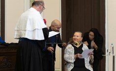 Reitor Josealdo Tonholo, seguindo o rito da cerimônia, pergunta a Tânia de Maya Pedrosa se aceita receber a honraria