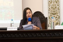 Hildênia Oliveira em seu discurso em homenagem a Tânia de Maya Pedrosa