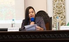 Hildênia Oliveira em seu discurso em homenagem a Tânia de Maya Pedrosa