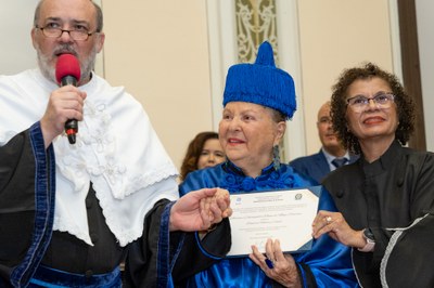 Tânia de Maya Pedrosa é mais nova Doutora Honoris Causa da Ufal, a maior honraria concedida pela institutição Tânia de Maya Pedrosa é mais nova Doutora Honoris Causa da Ufal, a maior honraria concedida pela institutição