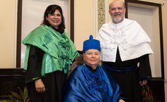 Vice-reitora Eliane Cavalcanti, a agraciada Tânia de Maya Pedrosa e o reitor Josealdo Tonholo