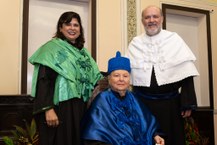 Vice-reitora Eliane Cavalcanti, a agraciada Tânia de Maya Pedrosa e o reitor Josealdo Tonholo