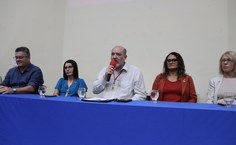 Reitor Josealdo Tonholo fala aos presentes